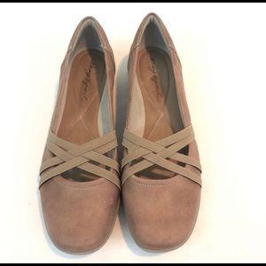 Like NEW Easy Spirit tan flats !